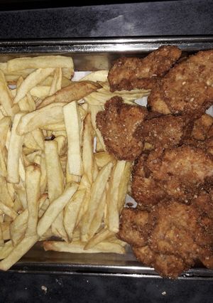 Una foto de Pechuguitas de pollo con papas fritas