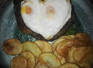 Una foto de Bife de chorizo a la pimienta a caballo con papas