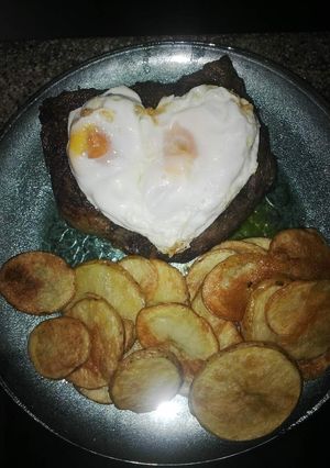 Una foto de Bife de chorizo a la pimienta a caballo con papas