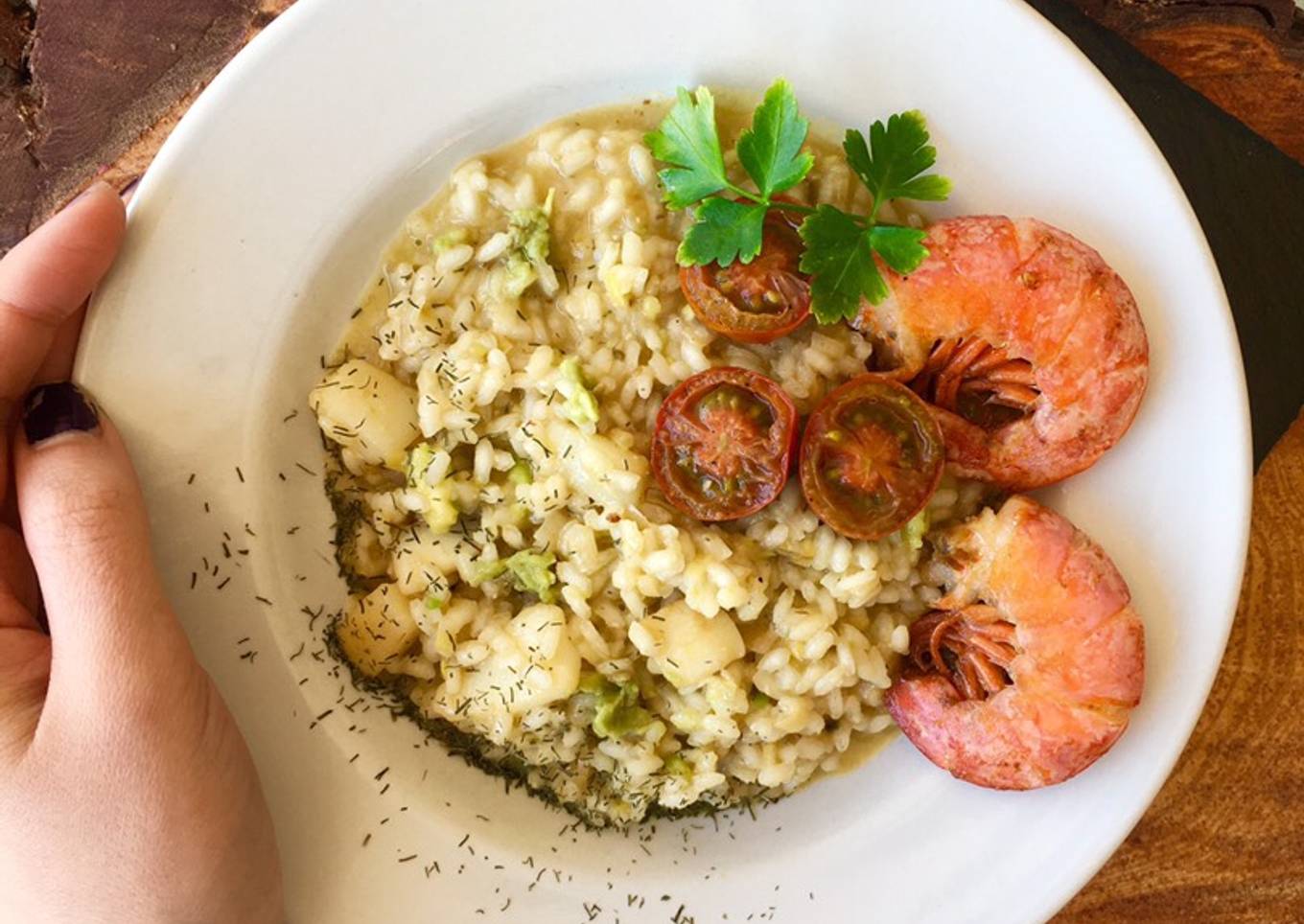 Risotto de aguacate, sepia y gambones