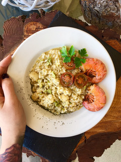 Una foto de Risotto de aguacate, sepia y gambones