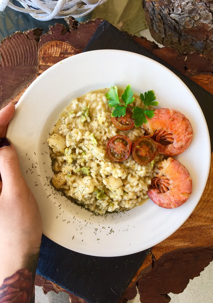Una foto de Risotto de aguacate, sepia y gambones
