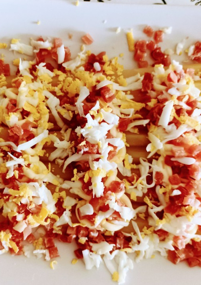 Una foto de Espárragos con mayonesa huevo y jamón ibérico