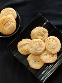 વેરકી પૂરી (Verki Puri Recipe In Gujarati) રેસીપી મુખ્ય ફોટો