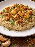 Risoto Cremoso de Alho Assado com Queijo Coalho e Crocante de Pão Italiano