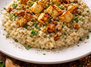 Foto de Risoto Cremoso de Alho Assado com Queijo Coalho e Crocante de Pão Italiano