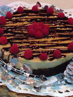 Una foto de Tarta de brownie con mousse de turrón