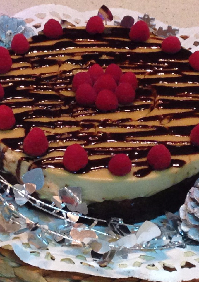 Una foto de Tarta de brownie con mousse de turrón