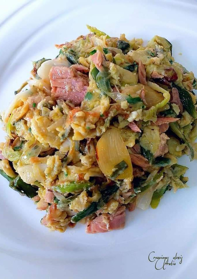 Una foto de Revuelto de huevos con cebolletas tiernas, ajos y atún rojo