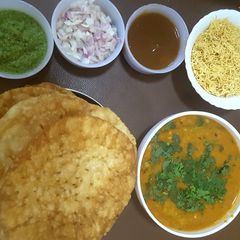 A picture of Dal Pakwan.