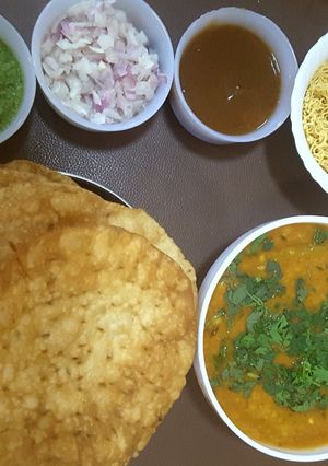 A picture of Dal Pakwan.