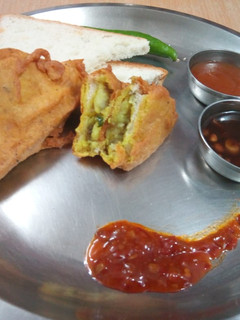 आलू ब्रेड पकौड़े (Aloo Bread pakode recipe in Hindi) रेसिपी मुख्य फोटो