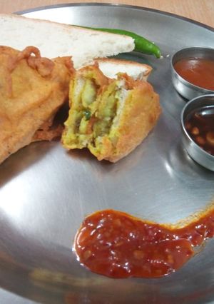 आलू ब्रेड पकौड़े (Aloo Bread pakode recipe in Hindi) रेसिपी मुख्य फोटो