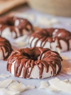 Una foto de Donuts de coco helados