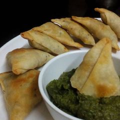 A picture of Baked CORN BROCCOLI samosa.