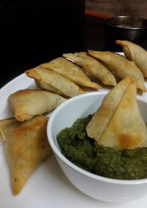 A picture of Baked CORN BROCCOLI samosa.