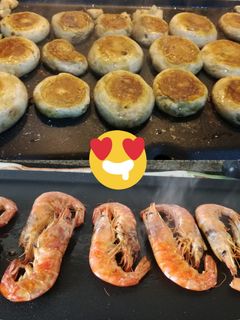 Una foto de Gambones y champiñones a la plancha