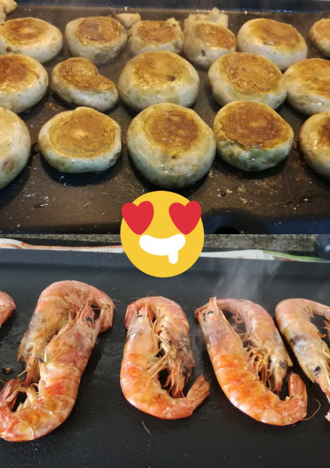 Una foto de Gambones y champiñones a la plancha