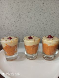 ગાજર હલવા શોટસ વીથ રબડી(gajar halwa shots with rabdi recipe in Gujarati) રેસીપી મુખ્ય ફોટો