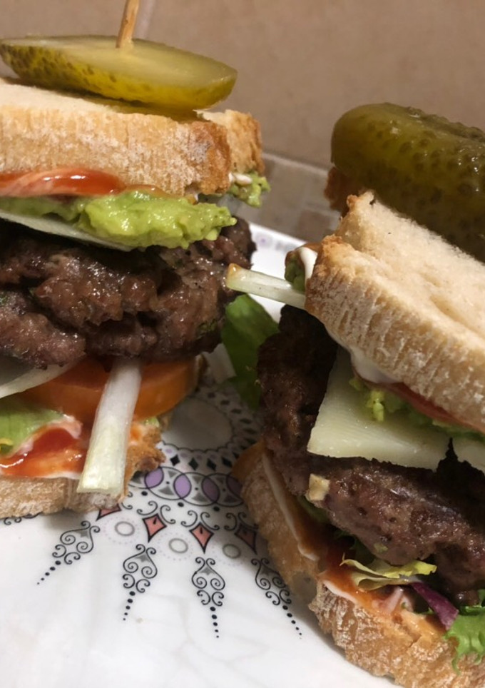 Una foto de Pamburguesa 🤤🤤🍔🥒