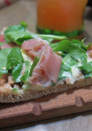 Una foto de Pizza con harina integral y semillas de lino