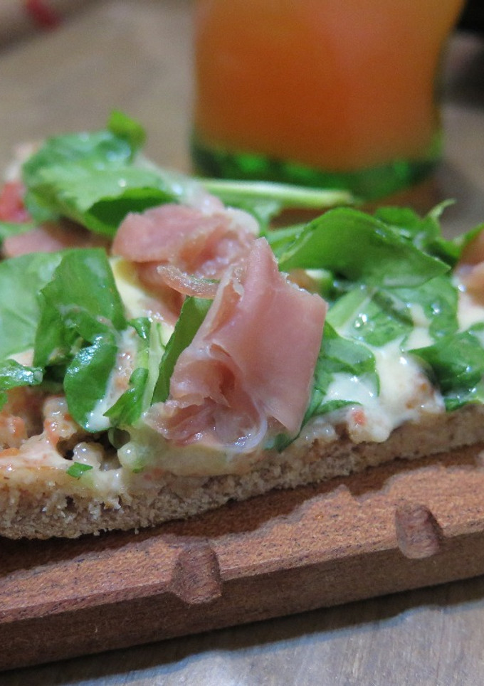 Una foto de Pizza con harina integral y semillas de lino