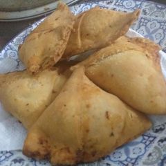A picture of Qeema samosa with homemade patti.