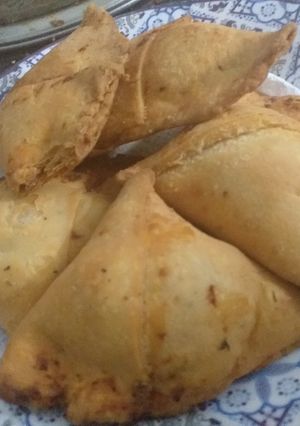A picture of Qeema samosa with homemade patti.
