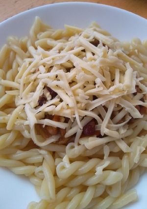 Zdjęcie przepisu Makaron z sosem cukiniowym i fasolą.