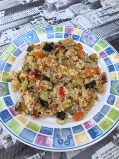 Una foto de Quinoa con verduras