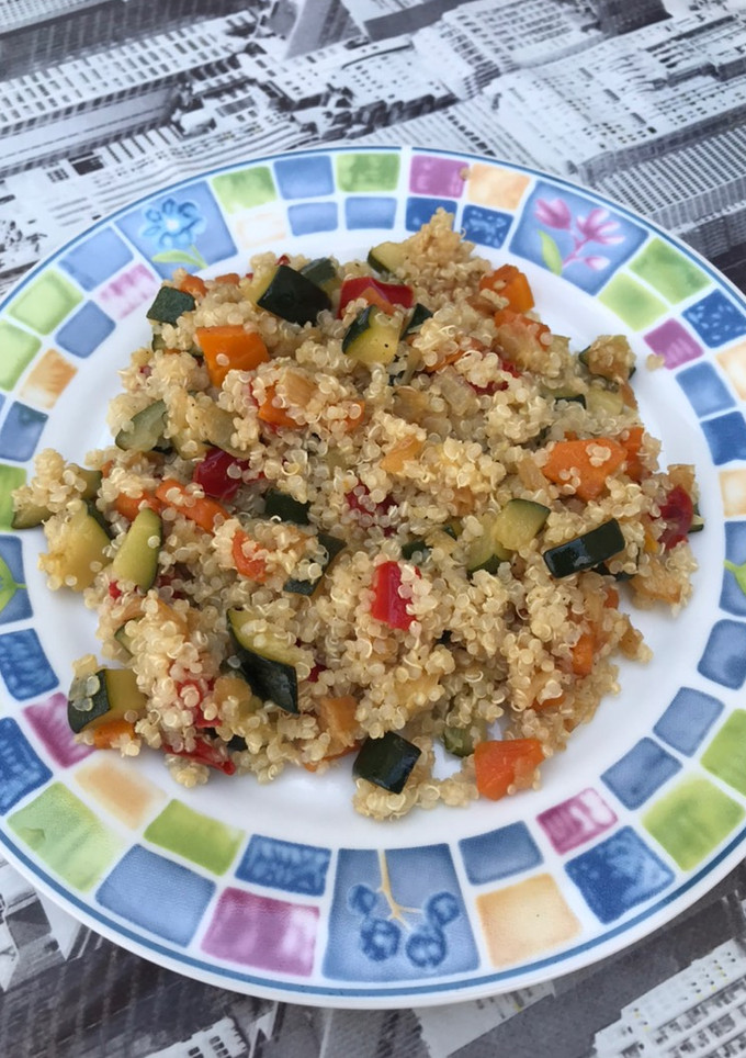 Una foto de Quinoa con verduras