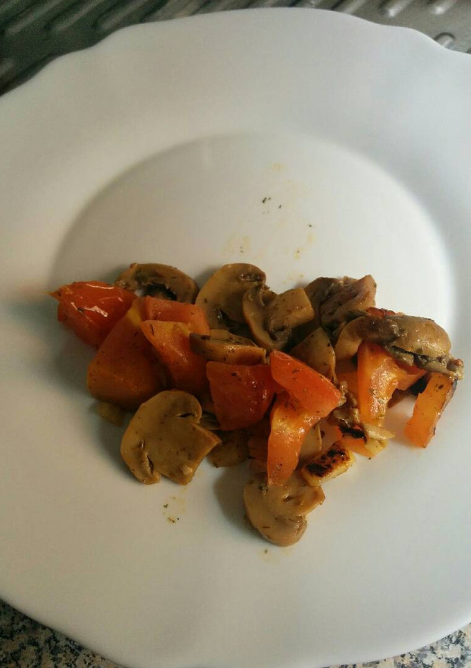 Una foto de Champiñones salteados con guindilla y tomate