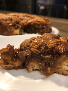 Una foto de Pudín de croissants con plátano y chocolate 🥐🍌🍫