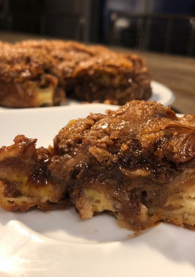 Una foto de Pudín de croissants con plátano y chocolate 🥐🍌🍫