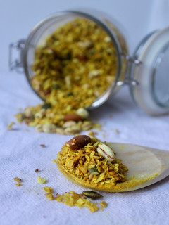 Una foto de Granola de cúrcuma