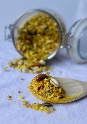 Una foto de Granola de cúrcuma