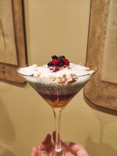 Una foto de Postre de chía con frutos rojos y mango