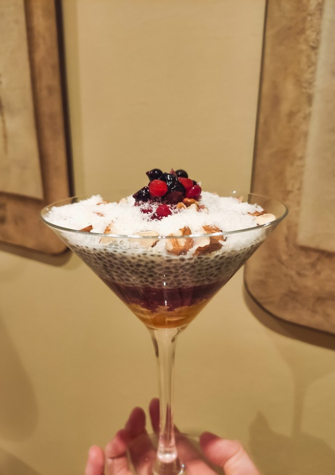 Una foto de Postre de chía con frutos rojos y mango