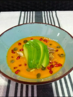 Una foto de Crema de zanahoria con pollo y aguacate