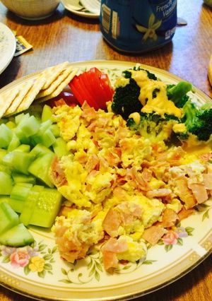 Una foto de Desayuno Típico (huevos con jamón)