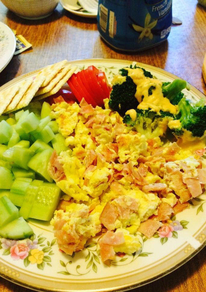 Una foto de Desayuno Típico (huevos con jamón)