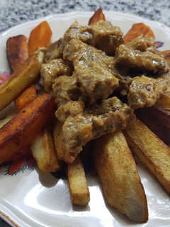 Una foto de Strogonoff de carne con papas y boniatos