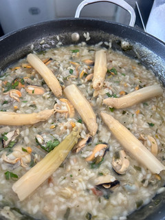 Una foto de Arroz salsa verde y almejas