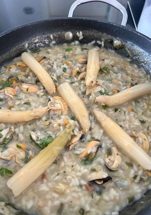 Una foto de Arroz salsa verde y almejas