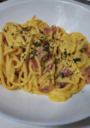 Una foto de Spaghetti con carbonara de cabra