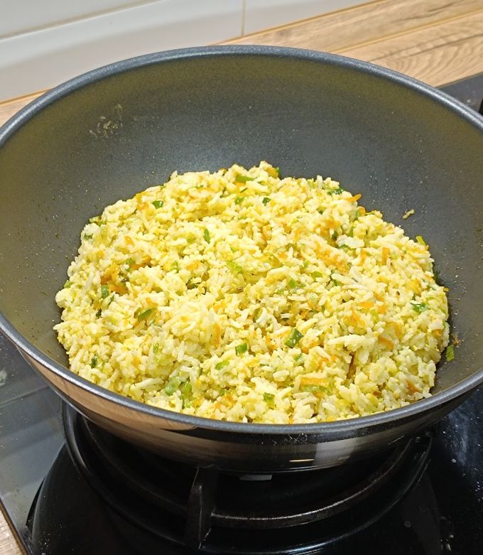 Una foto de Arroz japonés frito con huevo (Tamago Yakimeshi)