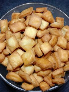 गोड खुसखुशित शंकरपाळे (shankarpali recipe in marathi) रेसिपी चे मुख्य फोटो