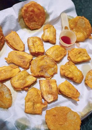 A picture of Pazhampori (Raw banana fry snacks).