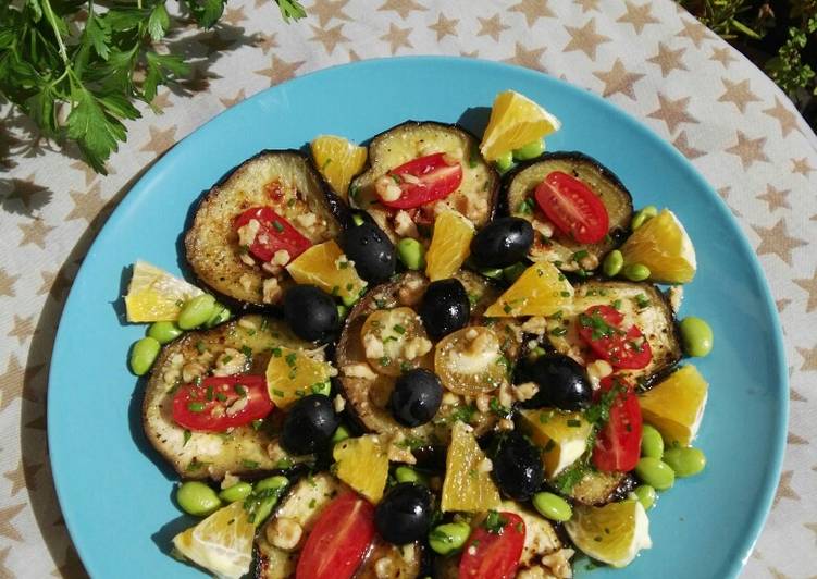 Ensalada de berenjena y edemame con vinagreta de naranja