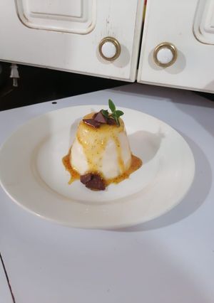 Una foto de Panna cotta de coco con coulis de maracuyá con mezcal